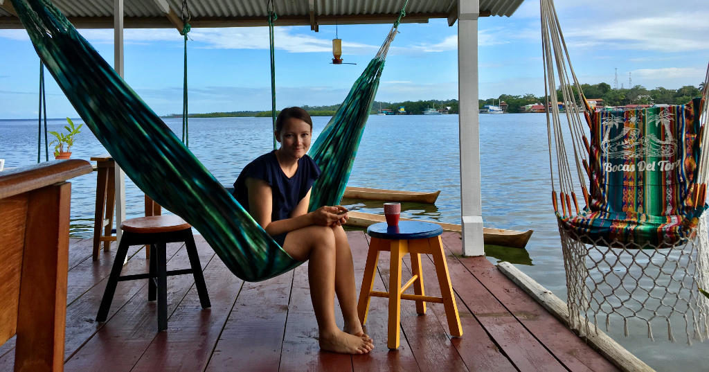 Anna auf der Terasse des BarrBra BnB, ein Traum beim Backpacking in Panama