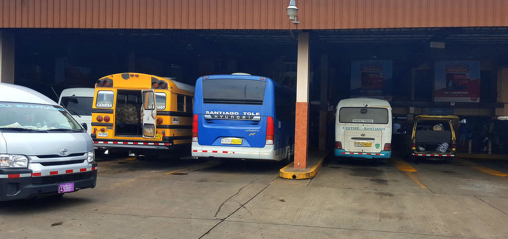 Diverse Busse beim Backpacking in Panama