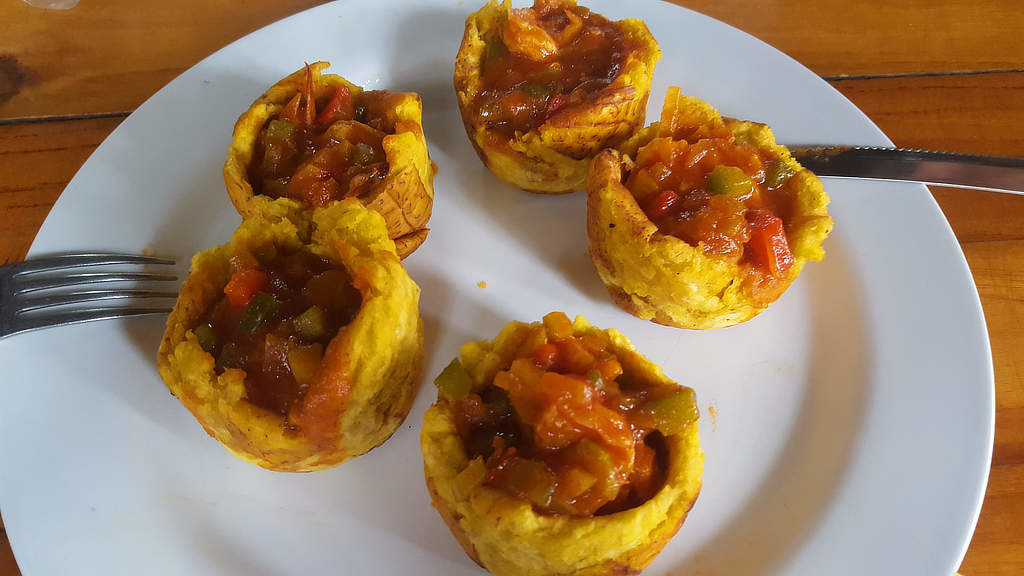 Essen beim Backpacking in Panama: Patacones Rellenos gibt es in lokalen Restaurants wie "Fondas" zu einem guten Preis