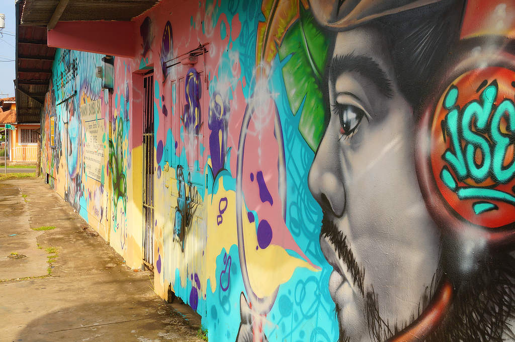 Graffitikunst in Pedasí entdeck bei einer Backpackingreise durch Panama