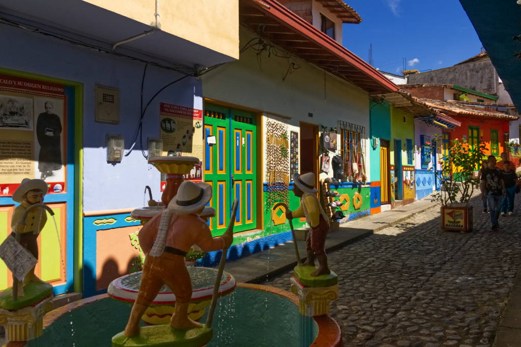 Brunnen und bunte Straße in Guatapé