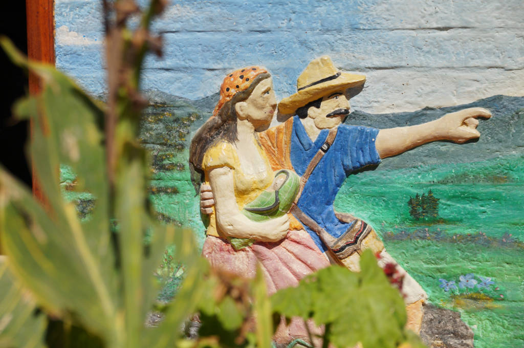 Buntes Relief auf einem Haus in Guatapé