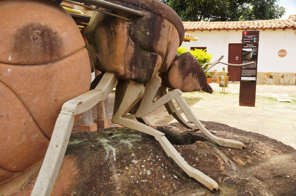 Ameisenstatue am Ortseingang Baricharas