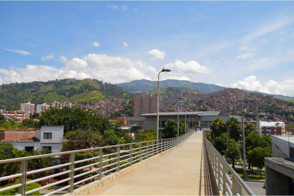 Brücke an der Metrostation San Javier in Medellín