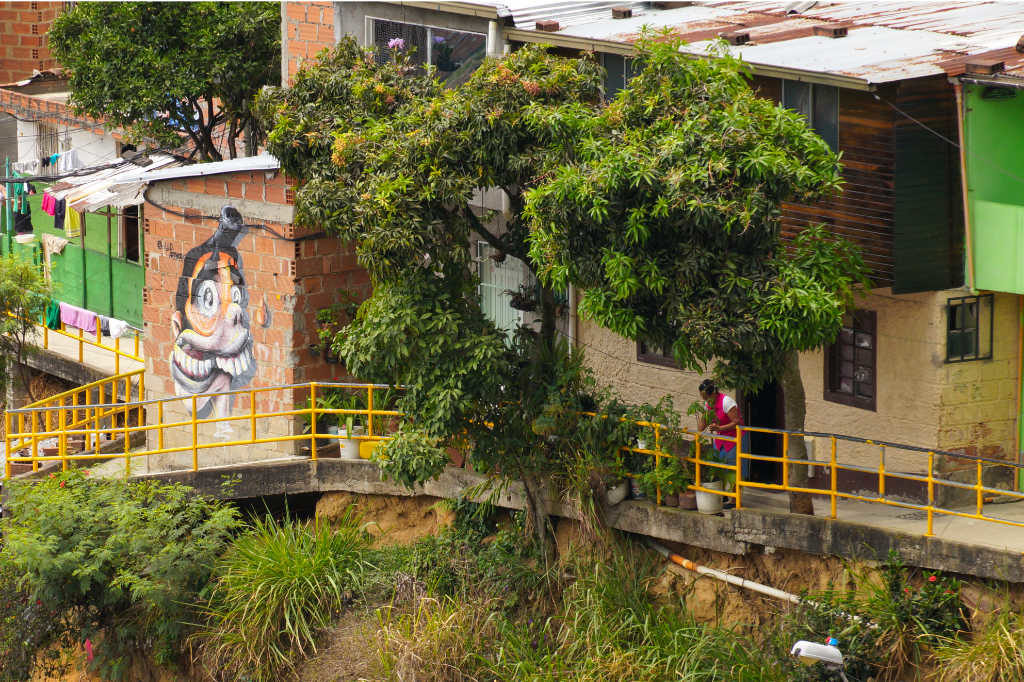 Gasse in der Comuna 13 in Medellin Kolumbien