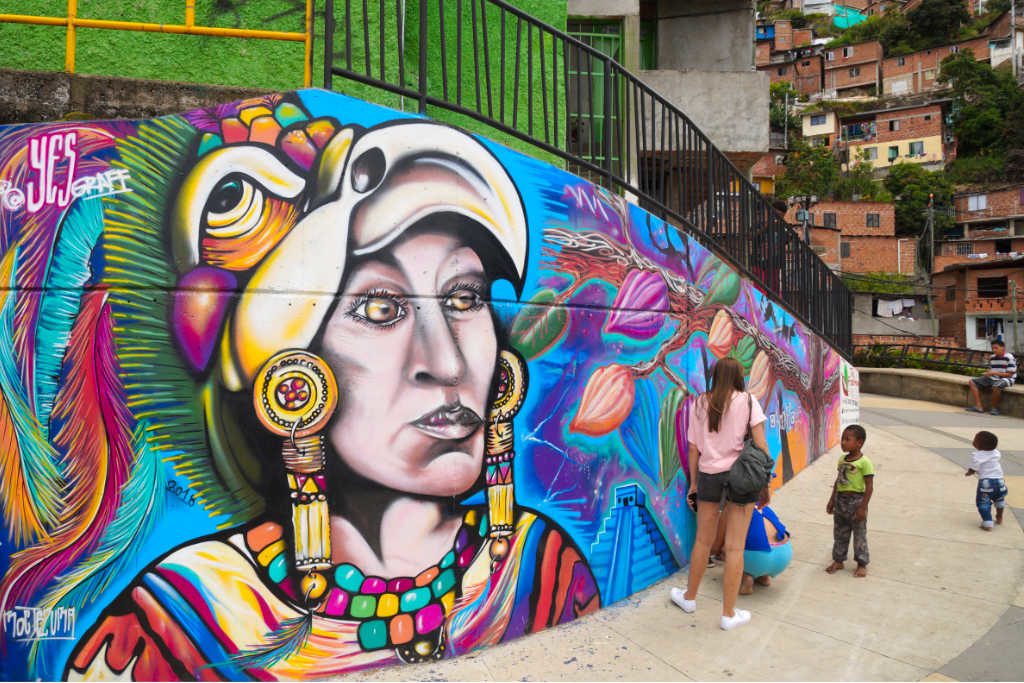 Graffitis hoch oben in der Comuna 13 im kolumbianischen Medellín