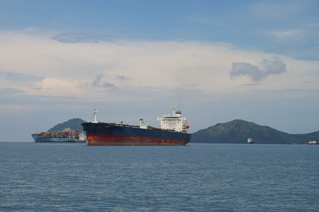 Tankschiff auf der Pazifikseite des Panamakanals